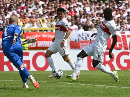 Serhou Guirassy (r) erzielte das dritte VfB-Tor gegen Balingen. - Foto: Marijan Murat/dpa