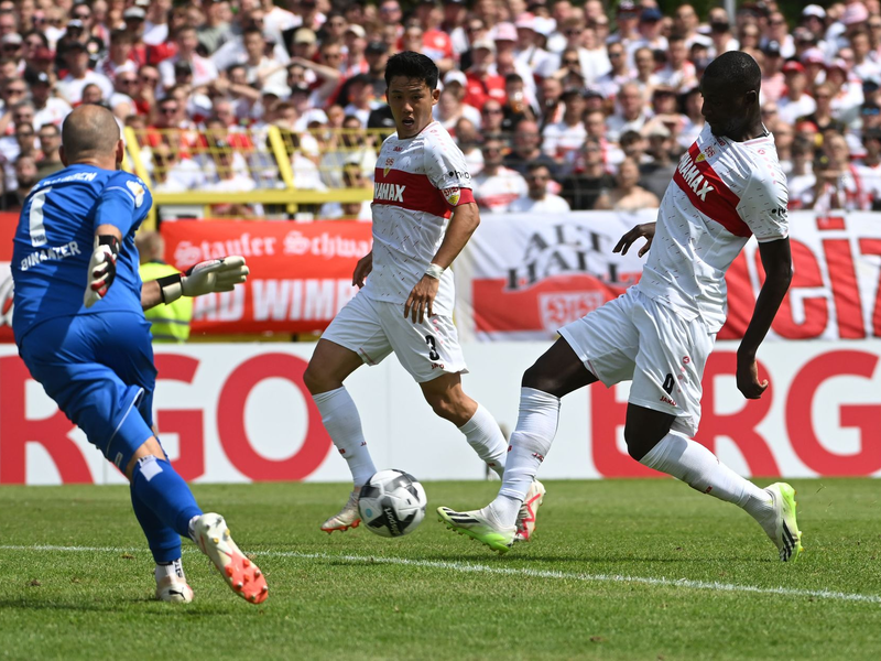 Serhou Guirassy (r) erzielte das dritte VfB-Tor gegen Balingen. - Foto: Marijan Murat/dpa