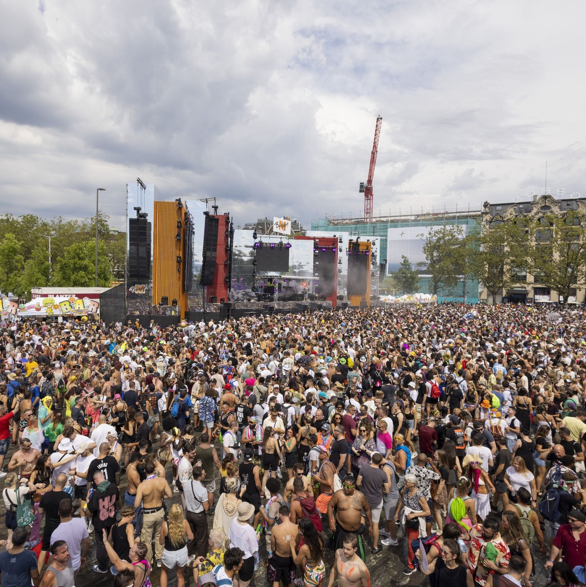 Teilnehmer tanzen durch die Straßen der Innenstadt in Zürich bei der 30. Street Parade. - Foto: Severin Bigler/KEYSTONE/dpa