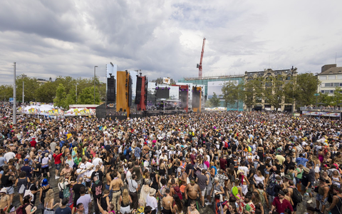 Teilnehmer tanzen durch die Straßen der Innenstadt in Zürich bei der 30. Street Parade. - Foto: Severin Bigler/KEYSTONE/dpa