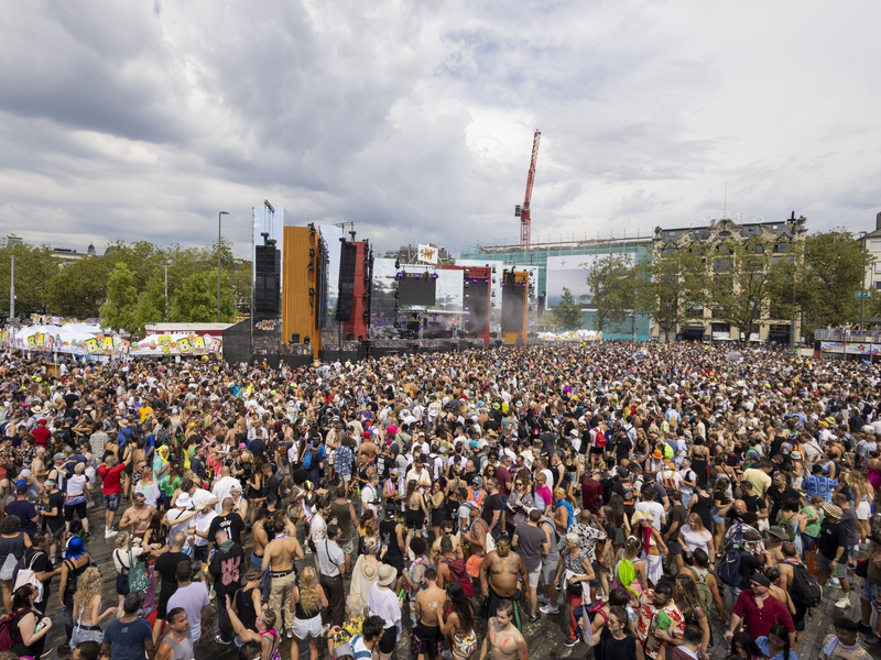 Teilnehmer tanzen durch die Straßen der Innenstadt in Zürich bei der 30. Street Parade. - Foto: Severin Bigler/KEYSTONE/dpa
