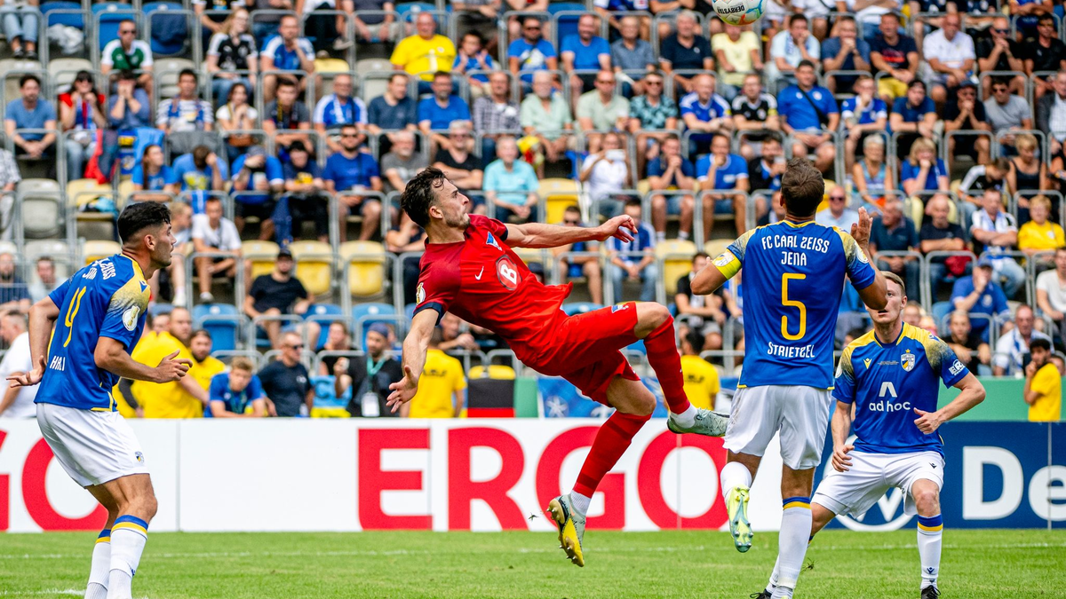 Haris Tabakovic (2.v.l) traf per Fallrückzieher in Jena. - Foto: Jacob Schröter/dpa