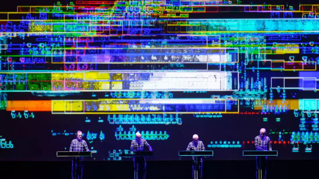 Die Band Kraftwerk bei einem Konzert 2022 in Bonn. - Bild: Henning Kaiser/dpa