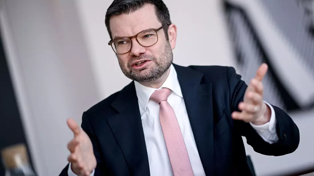 Bundesjustizminister Marco Buschmann (FDP) spricht während eines Interviews mit der Deutschen Presse-Agentur dpa. - Bild: Britta Pedersen/dpa