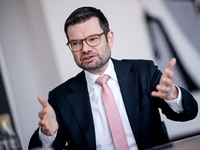 Bundesjustizminister Marco Buschmann (FDP) spricht während eines Interviews mit der Deutschen Presse-Agentur dpa. - Foto: Britta Pedersen/dpa