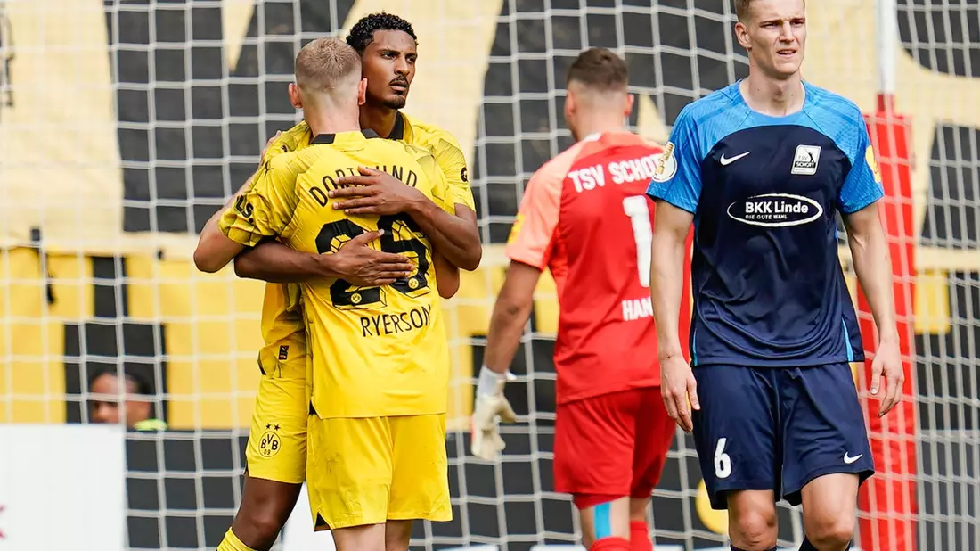 Sébastien Haller (2.v.l) traf beim BVB-Sieg in Mainz zweimal. - Bild: Uwe Anspach/dpa