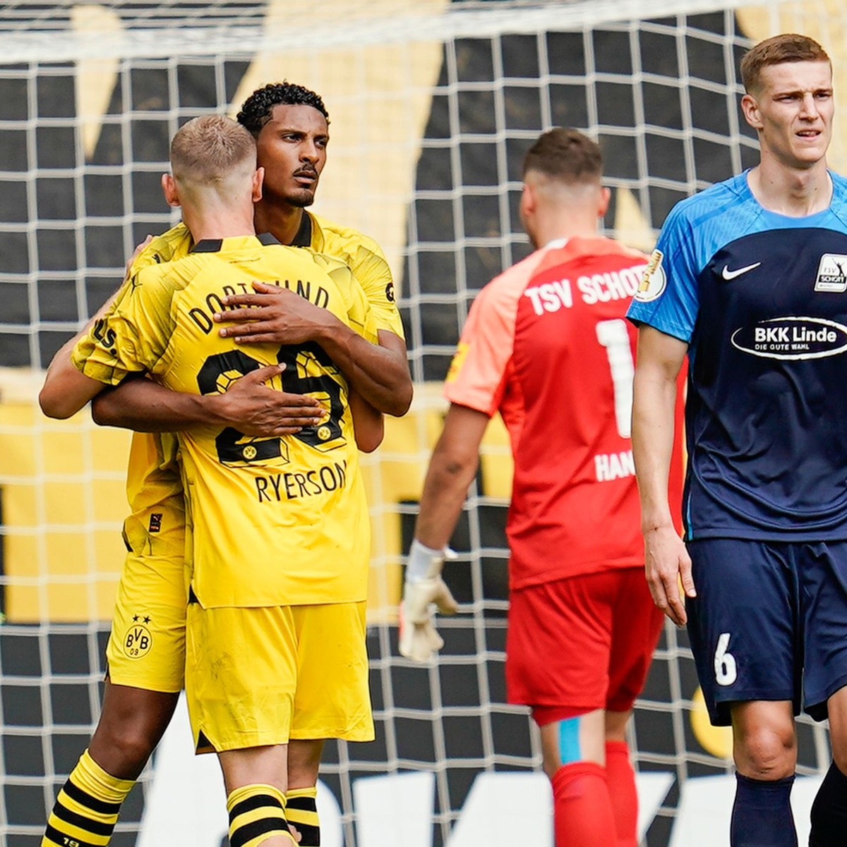 Sébastien Haller (2.v.l) traf beim BVB-Sieg in Mainz zweimal. - Foto: Uwe Anspach/dpa