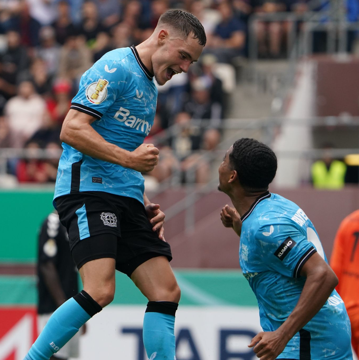 Florian Wirtz (l) erzielte beim Bayer-Sieg in Hamburg den dritten Treffer. - Foto: Marcus Brandt/dpa