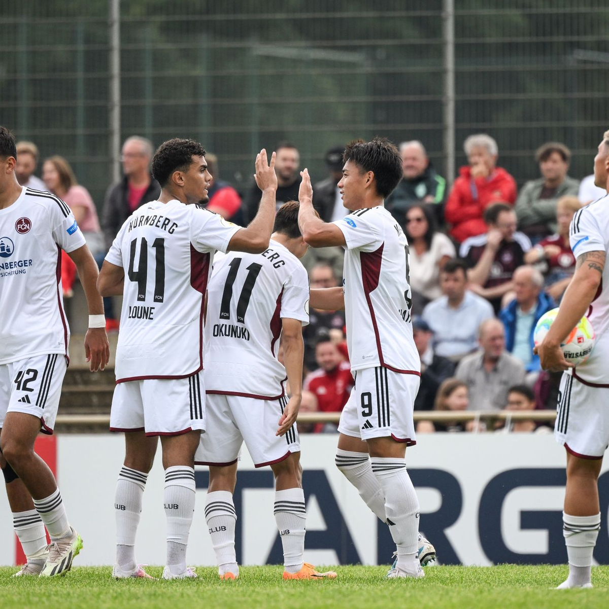 Der 1. FC Nürnberg setzte sich ohne Mühe bei Oberneuland durch. - Foto: Mohssen Assanimoghaddam/dpa