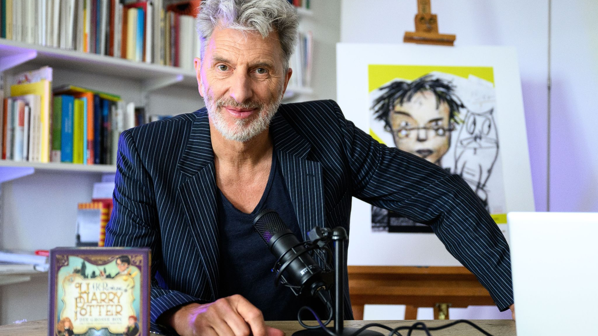 Rufus Beck kennt sich bei «Harry Potter» bestens aus. - Foto: Lukas Barth/dpa