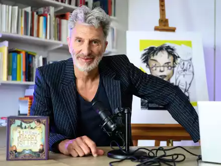 Rufus Beck kennt sich bei «Harry Potter» bestens aus. - Foto: Lukas Barth/dpa