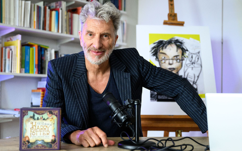 Rufus Beck kennt sich bei «Harry Potter» bestens aus. - Foto: Lukas Barth/dpa