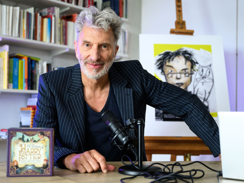 Rufus Beck kennt sich bei «Harry Potter» bestens aus. - Foto: Lukas Barth/dpa