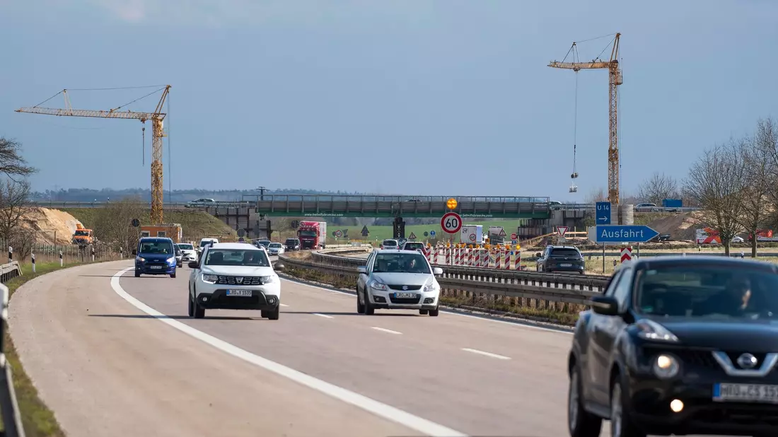 Fahrzeuge fahren auf der Autobahn 19 südlich von Rostock. (Archivbild) - Bild: Frank Hormann/dpa