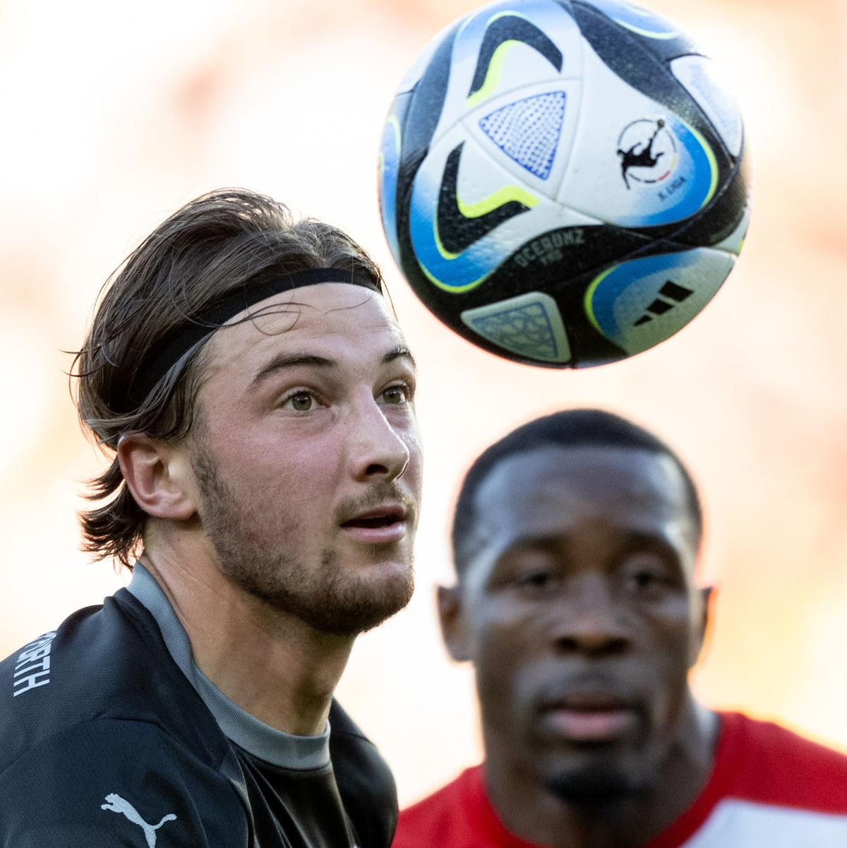 Lukas Petkov und Fürth haben den Ball und die nächste Runde fest im Blick. - Foto: Hendrik Schmidt/dpa