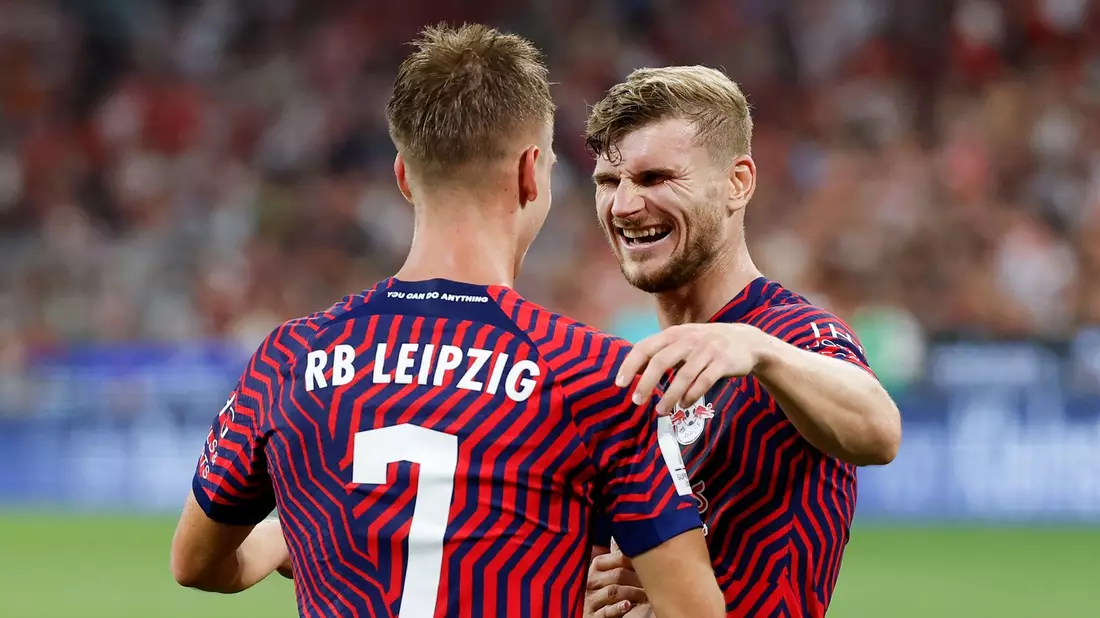 Dani Olmo (l) mit seinen zwei Toren für die 2:0-Führung der Leipziger. - Bild: Daniel Löb/dpa