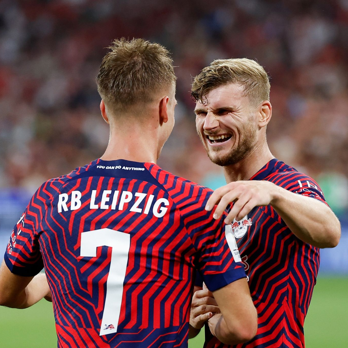 Dani Olmo (l) mit seinen zwei Toren für die 2:0-Führung der Leipziger. - Foto: Daniel Löb/dpa