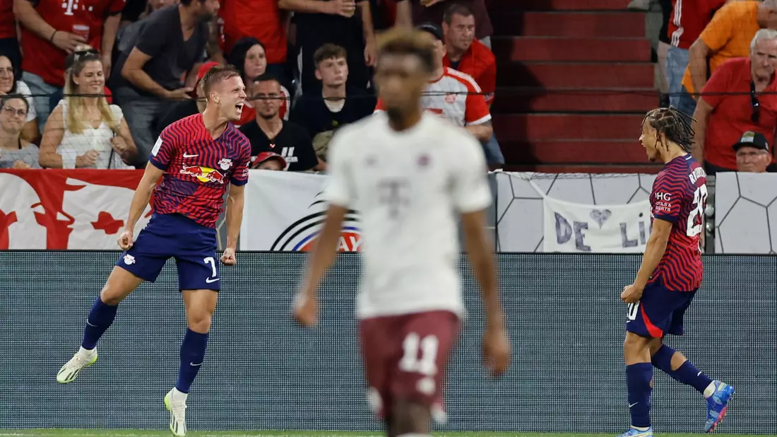 Leipzigs Dani Olmo (l) jubelt nach seinem Tor zum 0:3. - Bild: Daniel Löb/dpa