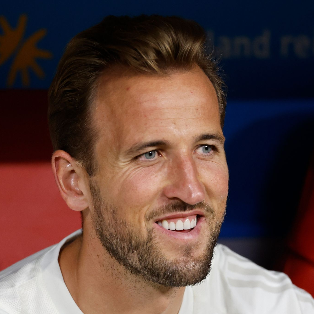 Er ist der Grund für die viele Aufmerksamkeit für Bayerns Bank: Rekord-Neuzugang Harry Kane. - Foto: Daniel Löb/dpa