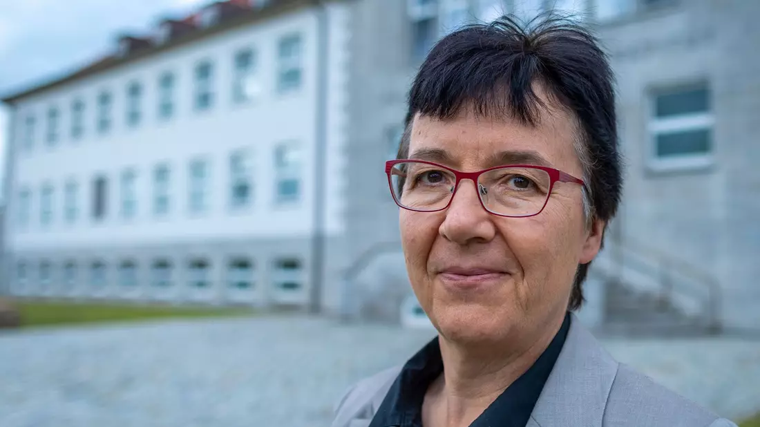 Christa Kühn, die neue Präsidentin des Friedrich-Loeffler-Instituts (FLI), vor dem Institut auf der Ostseeinsel Riems. - Bild: Jens Büttner/dpa