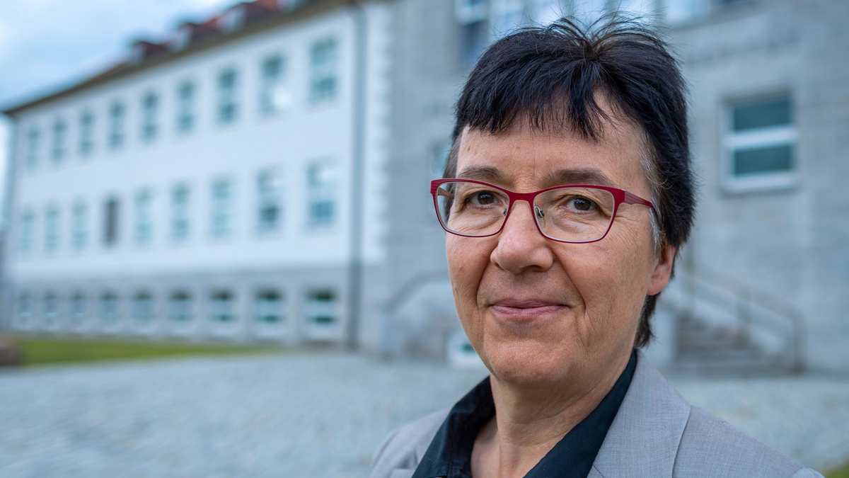 Christa Kühn, die neue Präsidentin des Friedrich-Loeffler-Instituts (FLI), vor dem Institut auf der Ostseeinsel Riems. - Foto: Jens Büttner/dpa