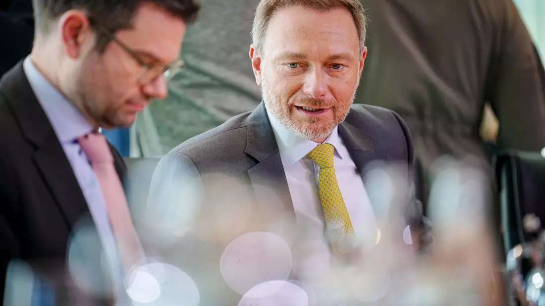 Bundesjustizminister Marco Buschmann (l) und Bundesfinanzminister Christian Lindner (beide FDP) nehmen an einer Sitzung des Bundeskabinetts im Bundeskanzleramt teil. - Bild: Kay Nietfeld/dpa