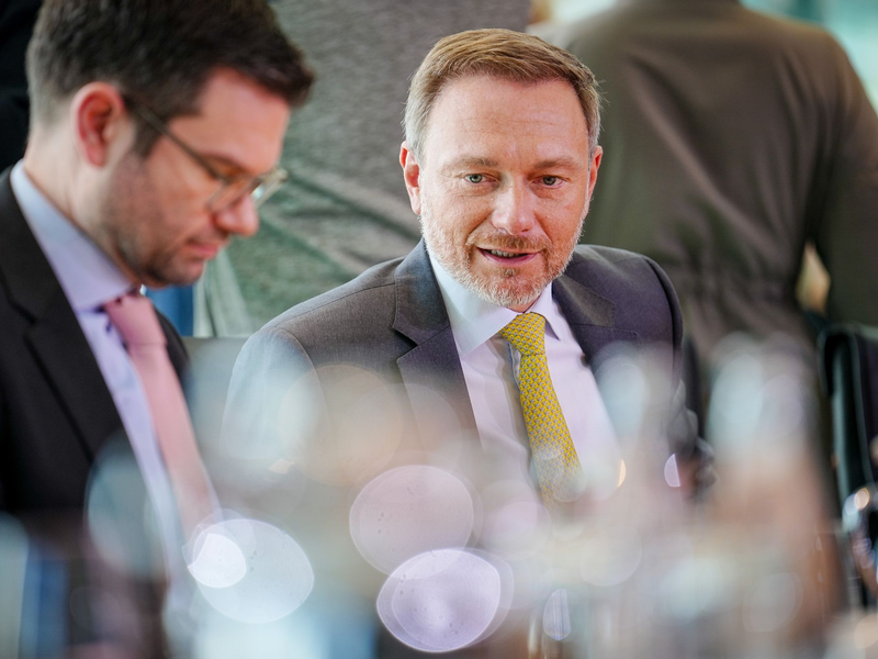Bundesjustizminister Marco Buschmann (l) und Bundesfinanzminister Christian Lindner (beide FDP) nehmen an einer Sitzung des Bundeskabinetts im Bundeskanzleramt teil. - Foto: Kay Nietfeld/dpa