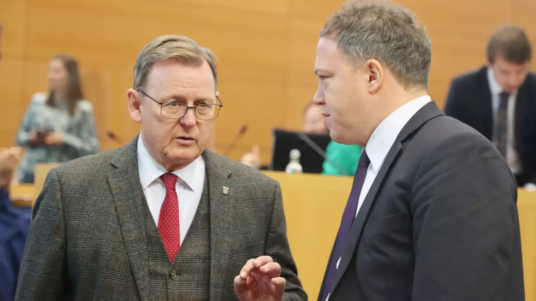 Thüringens Ministerpräsident Bodo Ramelow (l) möchte, dass die Thüringer CDU an alte Stärke anknüpft. - Bild: Bodo Schackow/dpa