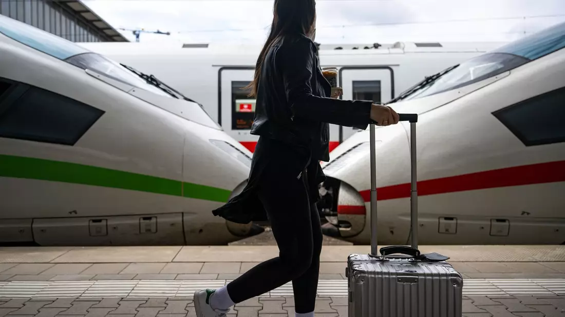 Urlauberinnen und Urlauber machen Städtereisen innerhalb Deutschlands immer öfter mit dem Zug statt mit dem Flugzeug. - Bild: Lennart Preiss/dpa
