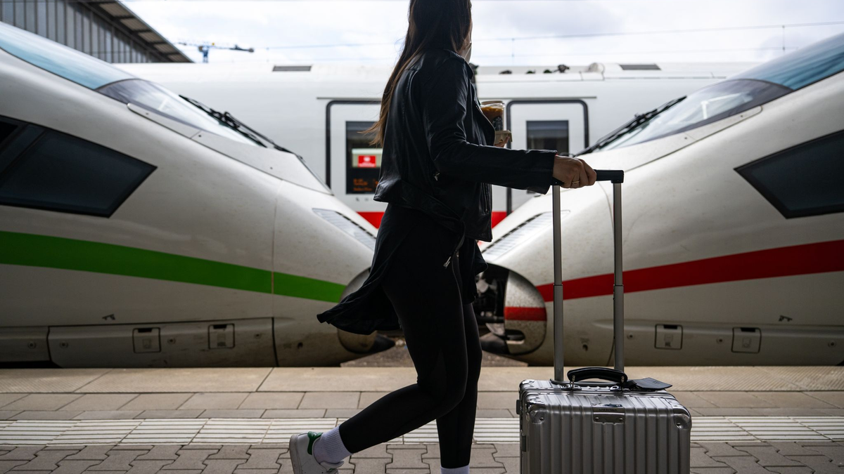 Urlauberinnen und Urlauber machen Städtereisen innerhalb Deutschlands immer öfter mit dem Zug statt mit dem Flugzeug. - Foto: Lennart Preiss/dpa