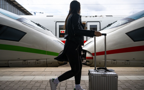 Urlauberinnen und Urlauber machen Städtereisen innerhalb Deutschlands immer öfter mit dem Zug statt mit dem Flugzeug. - Foto: Lennart Preiss/dpa
