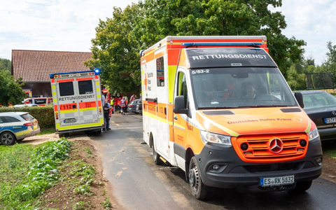 Rettungsdienste nahe der Unglücksstelle. - Foto: Sascha Baumann/All4foto.de/dpa