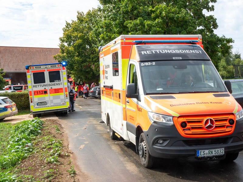 Rettungsdienste nahe der Unglücksstelle. - Foto: Sascha Baumann/All4foto.de/dpa