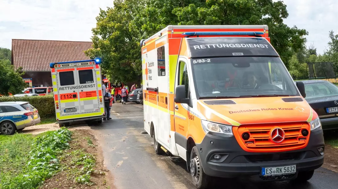 Rettungsdienste nahe der Unglücksstelle. in Unterensingen. - Bild: Sascha Baumann/All4foto.de/dpa