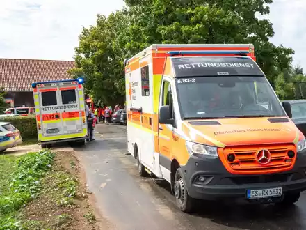 Rettungsdienste nahe der Unglücksstelle in Unterensingen. - Foto: Sascha Baumann/All4foto.de/dpa