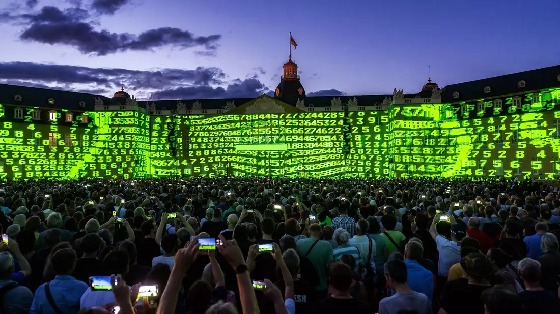 Computerwelt in Karlsruhe beim Konzert der Elektroband Kraftwerk. - Bild: Uli Deck/dpa