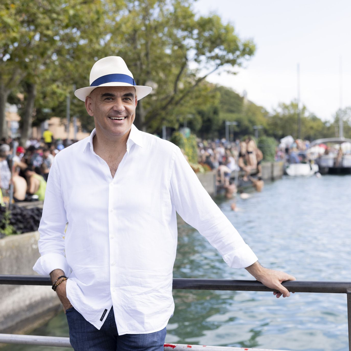 Alain Berset, der Bundesrat und Bundespräsident der Schweiz, bei der  Street Parade in Zürich. - Foto: Severin Bigler/KEYSTONE/dpa