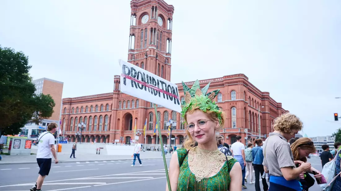 Demonstranten bei der Hanfparade in Berlin. Die Teilnehmer kämpfen für die Legalisierung von Cannabis. - Bild: Annette Riedl/dpa