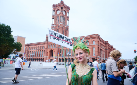Demonstranten bei der Hanfparade in Berlin. Die Teilnehmer kämpfen für die Legalisierung von Cannabis. - Foto: Annette Riedl/dpa