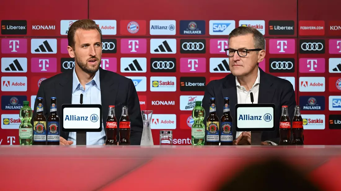 Bayern München Vorstandsvorsitzender Jan-Christian Dreesen (r) stellt Rekordmann Harry Kane vor. - Bild: Sven Hoppe/dpa