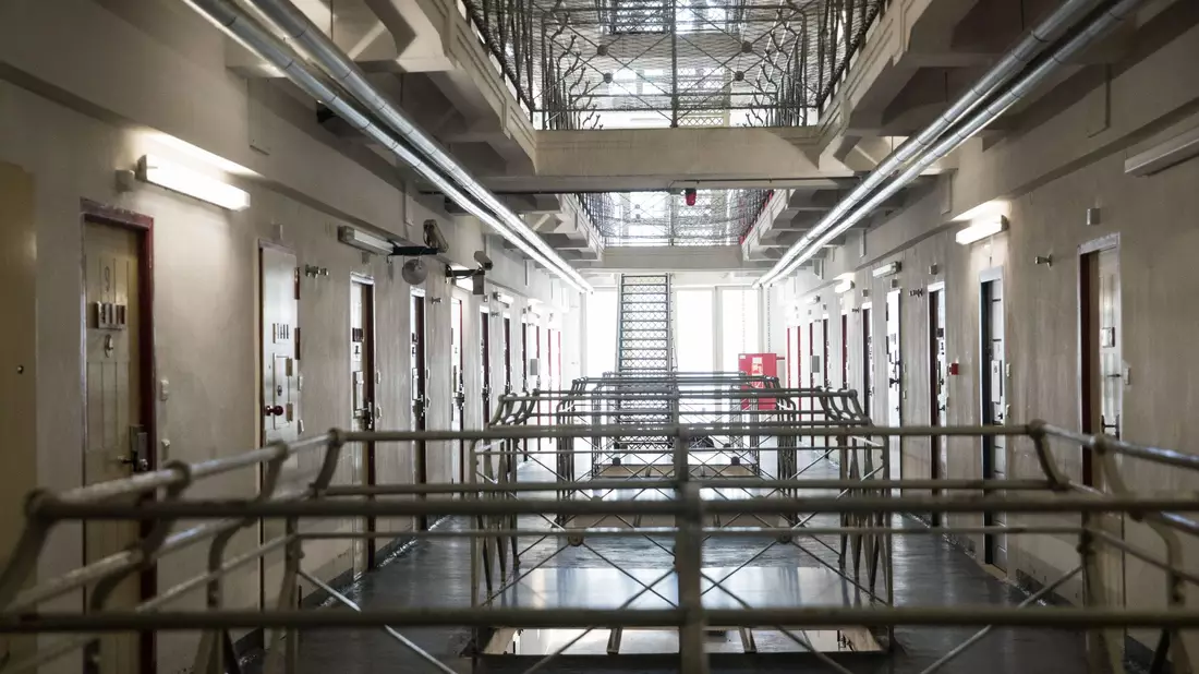 Blick in einen Zellentrakt im C-Flügel der Hamburger Untersuchungshaftanstalt. Auch im Strafvollzug droht nach Schätzungen mehrerer Gewerkschaften ein akuter Personalmange. - Bild: Christian Charisius/dpa