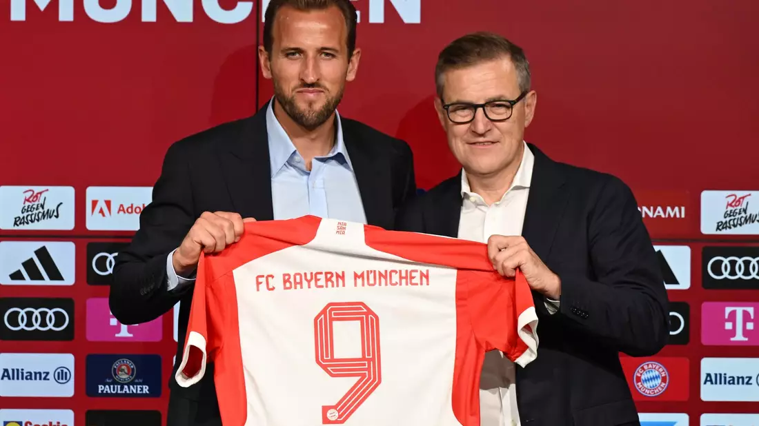 Vorstandsboss Jan-Christian Dreesen (r) präsentiert Bayerns neue Nummer 9: Harry Kane. - Bild: Sven Hoppe/dpa