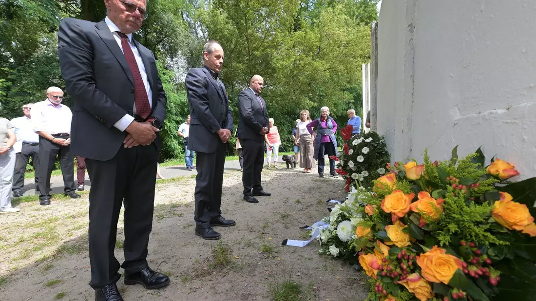 Potsdams Bürgermeister Burkhard Exner (SPD, l-r), Groß Glienickes Ortsvorsteher Winfried Sträter und Berlins Spandaus Bürgermeister Frank Ewig (CDU) gedenken an einem alten Stück Berliner Mauer, das ein Teil der Mauergedenkstätte im Gutspark Groß Glienicke ist, an den Mauerbau. - Bild: Michael Bahlo/dpa