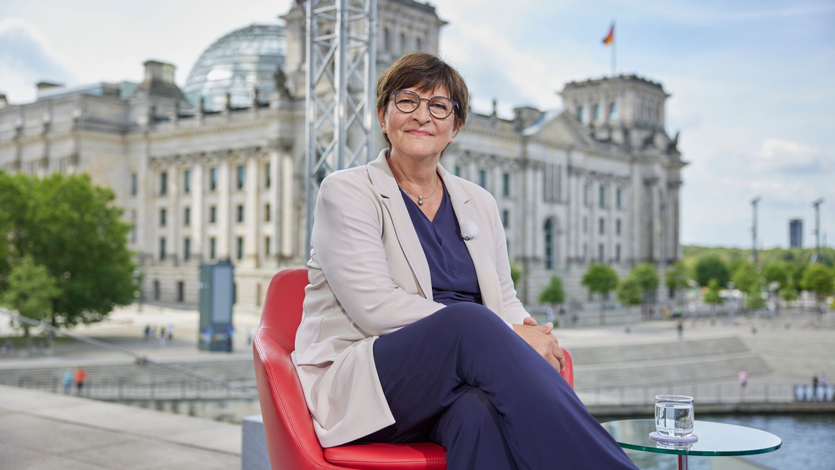 SPD-Bundesvorsitzende Saskia Esken zu Gast im ARD-Sommerinterview. - Foto: Joerg Carstensen/dpa