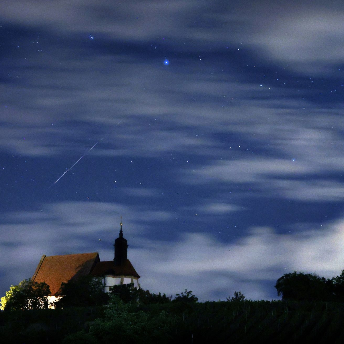 Im August lohnt für Sternschnuppen-Fans der Blick in den Nachthimmel. (Archivbild) - Foto: Karl-Josef Hildenbrand/dpa