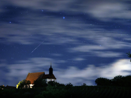 An vielen Orten Deutschlands wird der Himmel vermutlich nicht klar genug für einen Blick auf die Sternschnuppen der Quadrantiden sein. (Symbolbild) - Foto: Karl-Josef Hildenbrand/dpa