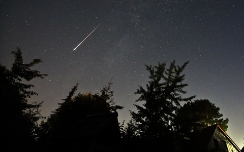 Im August gibt es viele Sternschnuppen zu sehen - die meisten in der Nacht auf Mittwoch. (Archivbild) - Foto: Marco A. Ludwig/dpa