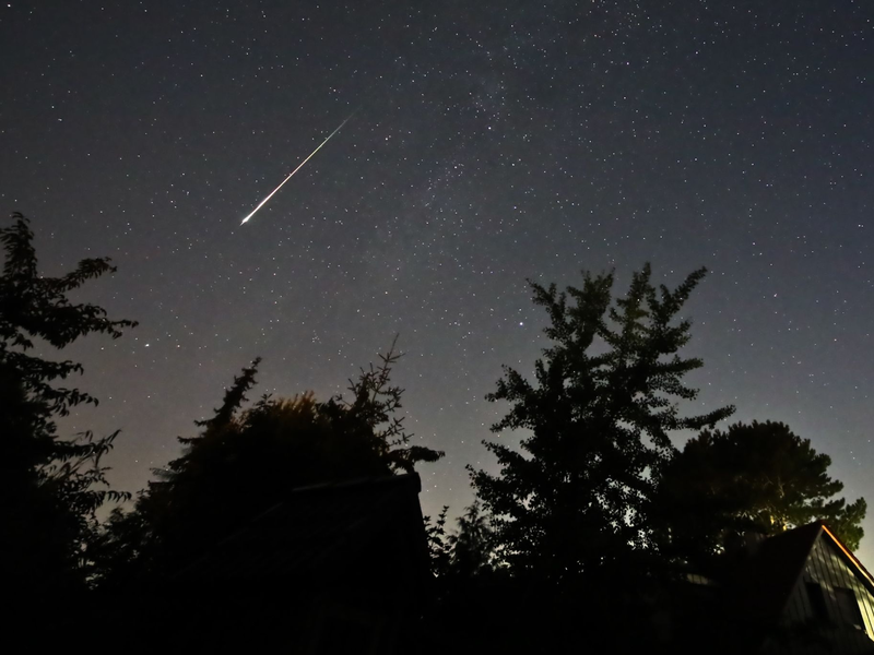 Im August gibt es viele Sternschnuppen zu sehen - die meisten in der Nacht auf Mittwoch. (Archivbild) - Foto: Marco A. Ludwig/dpa