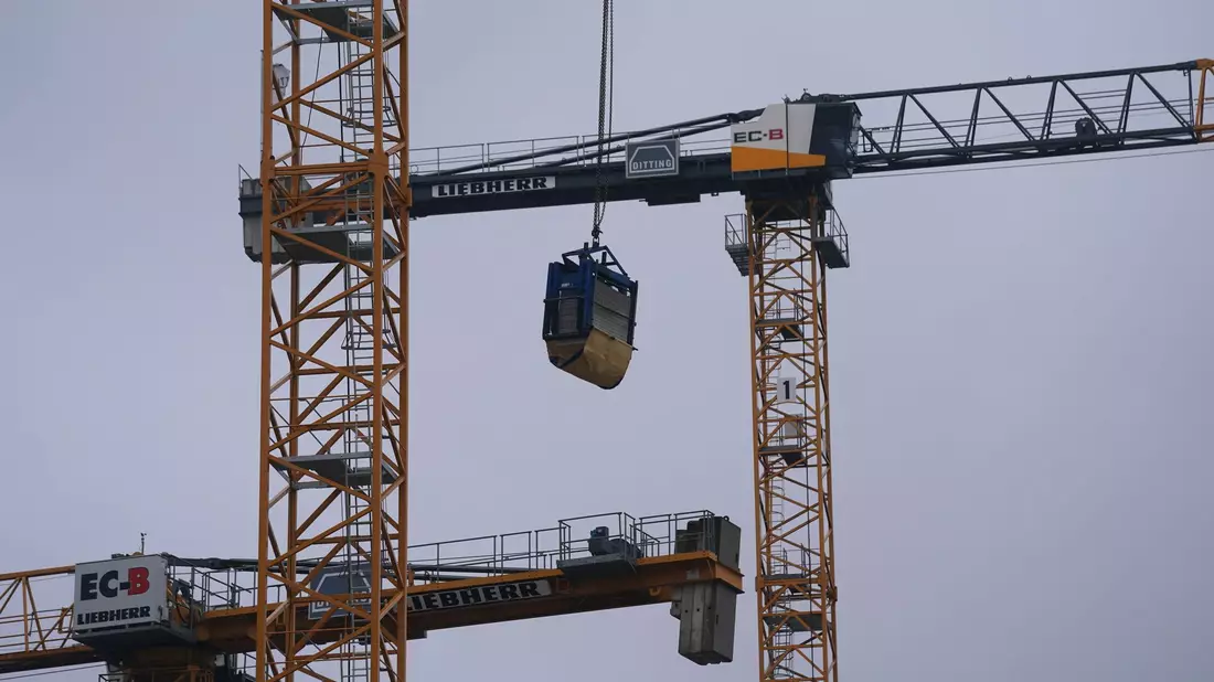 Die steigenden Baukosten bringen viele Immobilienfirmen in Bedrängnis. In Nürnberg haben drei Gesellschaften der Project-Gruppe Insolvenz angemeldet. - Bild: Marcus Brandt/dpa