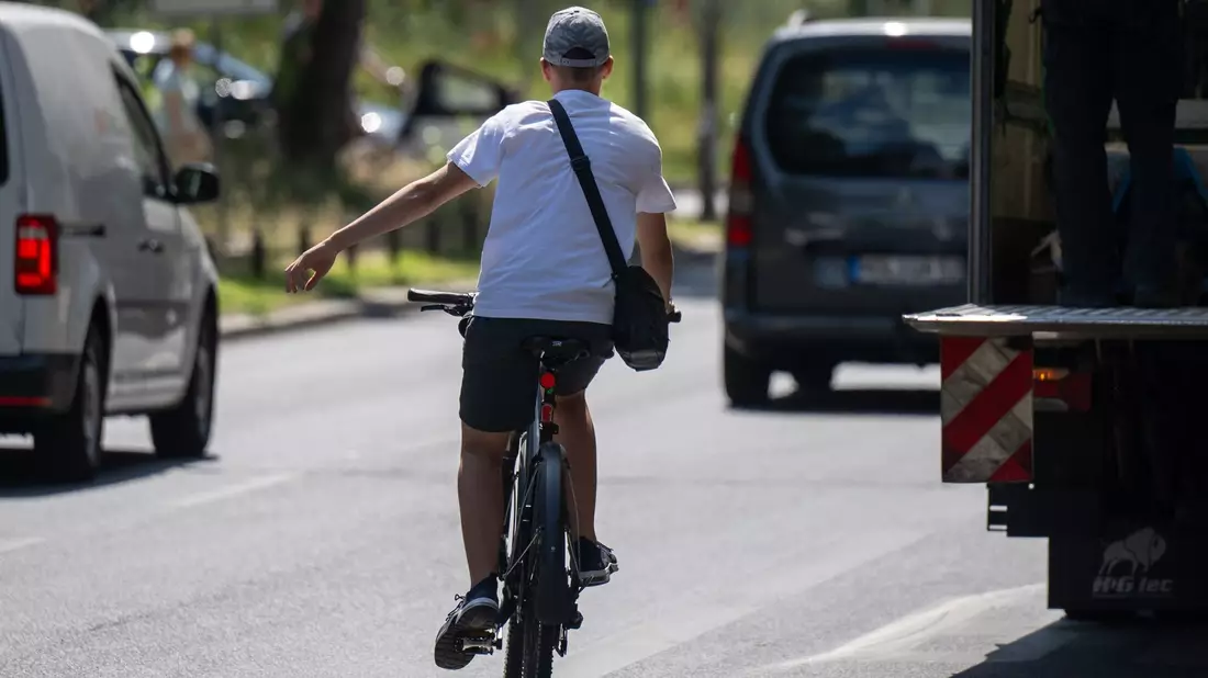 Verkehrsverbänden fehlt bei der Ampel-Koalition eine Gesamtstrategie für die Verkehrsträger Straße, Schiene und Radwege. - Bild: Monika Skolimowska/dpa